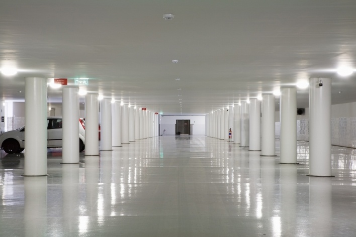 Sede da Fundação Iberê Camargo, estacionamento no subsolo. Arquiteto Álvaro Siza, 2008<br />Foto Nelson Kon 