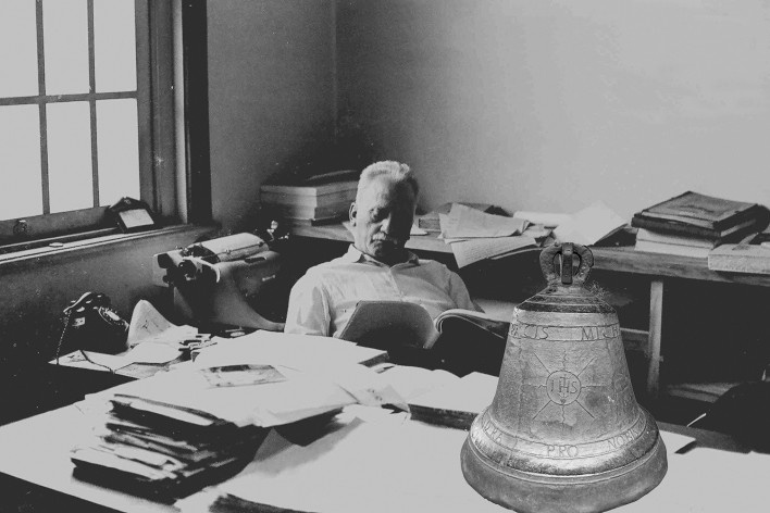 Luis Saia e o sino no Museu das Missões<br />Fotomontagem Abilio Guerra 
