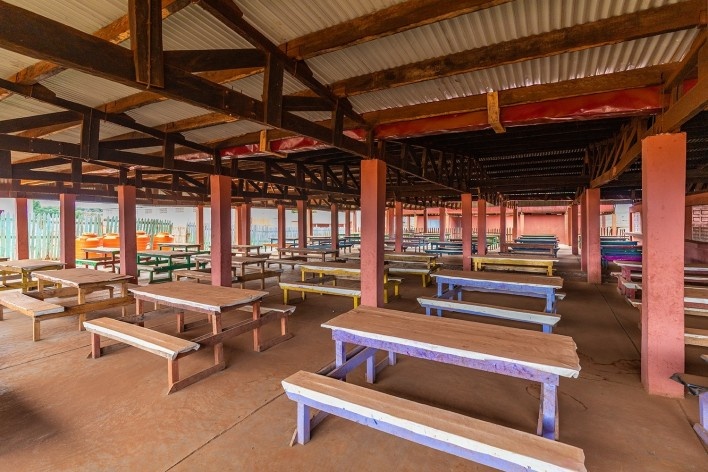 Refeitório e Centro de Nutrição, Campo da Paz, Madagascar, 2021. Arquitetos Dante Furlan, Bruno Milan, Lais Santos, Daniella Matavelli, Priscila Alexandre / Bernardes Arquitetura/Arquitetura Sem Fronteiras<br />Foto Serge Robson 
