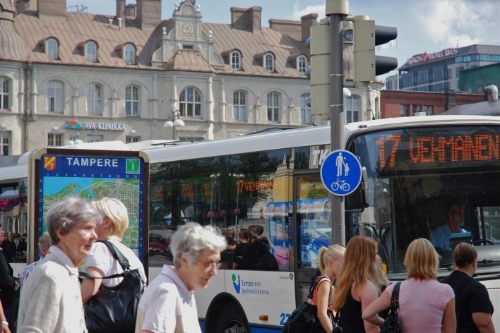 Aspecto do centro urbano, com sinalização urbana, pedestres e ônibus<br />Foto Fabio Lima 