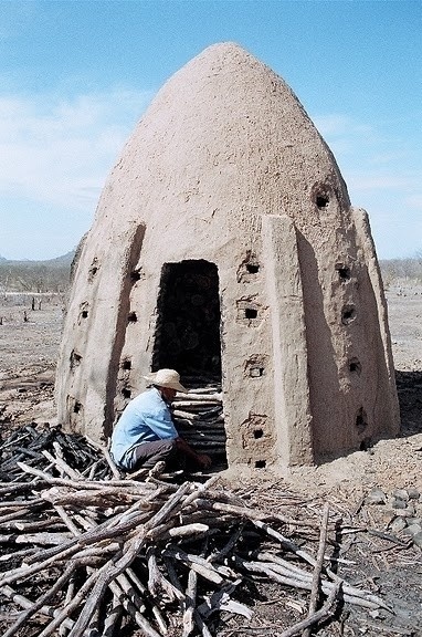 Senador Pompeu, Ceará. Forno de carvão<br />Foto José Albano 