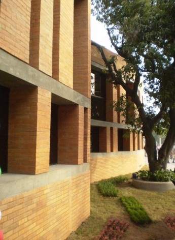 Cootrapar – cooperativa de trabajadores de aceros del paraguay. Detalle bio keche. Arq. Luis Alberto Elgue y Arq. Cynthia Solis Patri. Villa Hayes, Paraguay. 2007 – 2008.