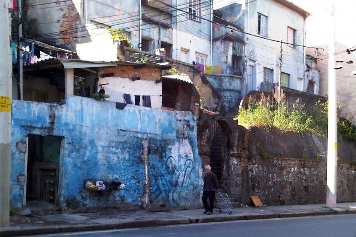 Casario fazendo a contenção da encosta, Grotão da Bela Vista<br />Foto Abilio Guerra 