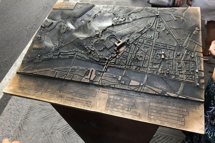 Mapa tátil em trecho da Rota Acessível de Florença, próximo ao Palácio Pitti <br />Foto Larissa Scarano, 2018 