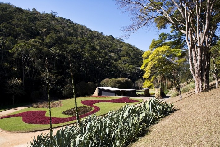 Casa Cavanelas, Petrópolis RJ, 1954, arquiteto Oscar Niemeyer<br />Foto Leonardo Finotti 