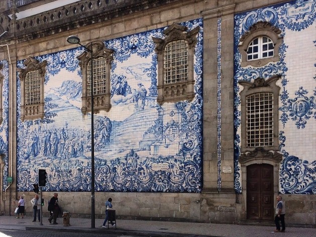 Lateral da Igreja dos Carmelitas, painéis de azulejos, desenhados, pintados e colocados em 1912, Porto<br />Foto Anita Di Marco, 2018 