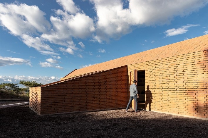 Cangahua House, Pacho Salas, Tumbaco, Ecuador, 2020. Architects Felipe Muller, Gonzalo Diez, Paola Picciallo, Alvaro Borrero and Hugo Navarrete (authors) / Diez+ Muller Arquitectos<br />Foto/photo Jag Studio 