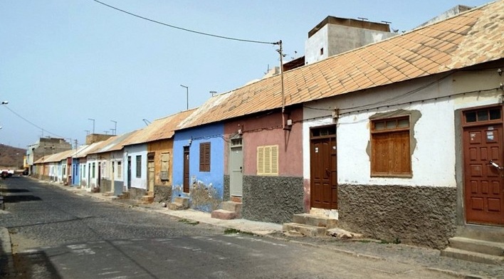 Mindelo, bairro D’jid Sal. Influência inglesa nas edificações da  “rua comboio”<br />Foto Marcela Santana, 2016 