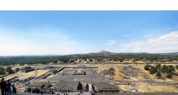 Teotihuacán, praça monumental defronte a Pirâmide do Sol, México<br />Foto Victor Hugo Mori 