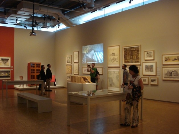 Vista geral da exposição com mobiliário ao fundo, exposição no Centro Pompidou, Paris, julho 2012<br />Foto Ronaldo Marques de Carvalho 