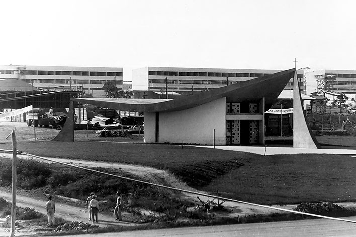 Igreja Nossa Senhora de Fátima (igrejinha) em construção. Arquiteto Oscar Niemeyer<br />Fotógrafo não identificado  [Acervo Arquivo Público do Distrito Federal]