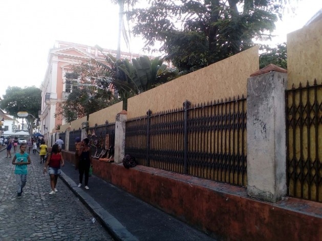 O Memorial da Faculdade de Medicina da Universidade Federal da Bahia, no Centro Histórico, protegida pelos tapumes<br />Foto Volha Yermalayeva Franco 