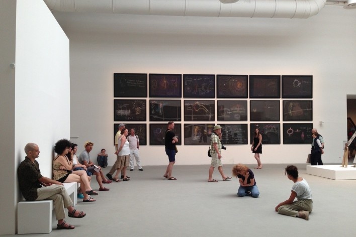 Público em sala de exposição, pavilhão geral<br />Foto Helena Guerra 
