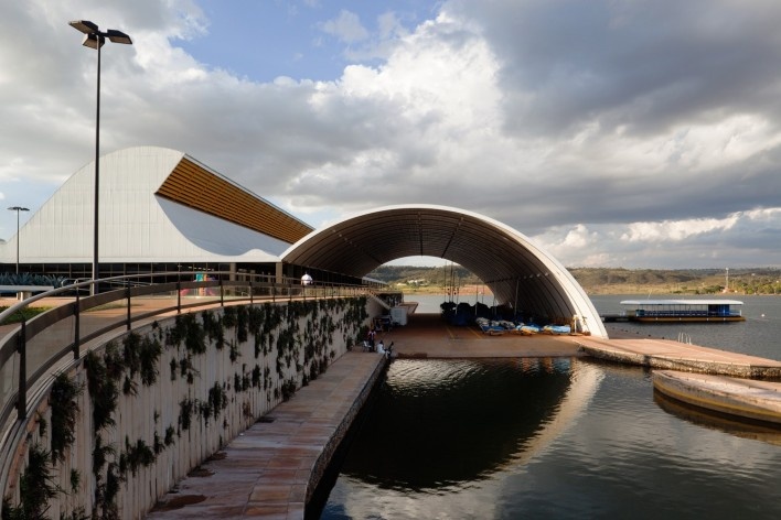 Sarah Brasília Lago Norte, galpão para esportes náuticos, Brasília DF<br />Foto Nelson Kon  [LIMA, João Filgueiras (Lelé). "Arquitetura - uma experiência na área da saúde"]