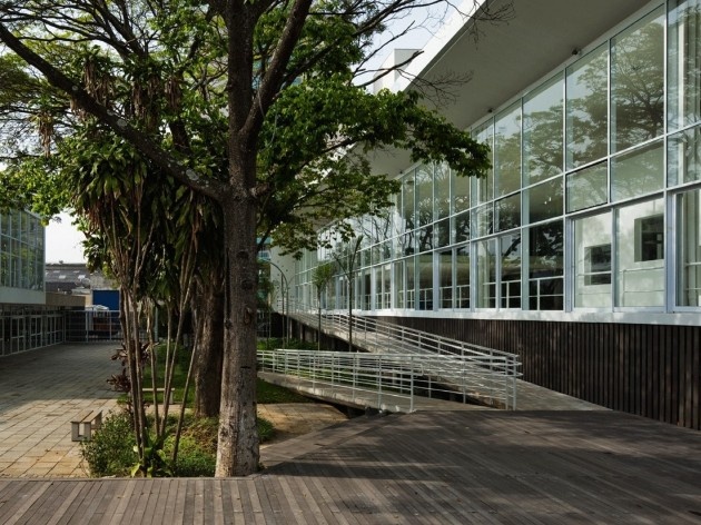 Centro de capacitação dos profissionais da educação Dra. Zilda Arns. Vista a partir do deck-palco, Carolina Penna Arquitetura e Urbanismo, 2008 – 2011. São Caetano do Sul, SP - Brasil<br />foto Nelson Kon 