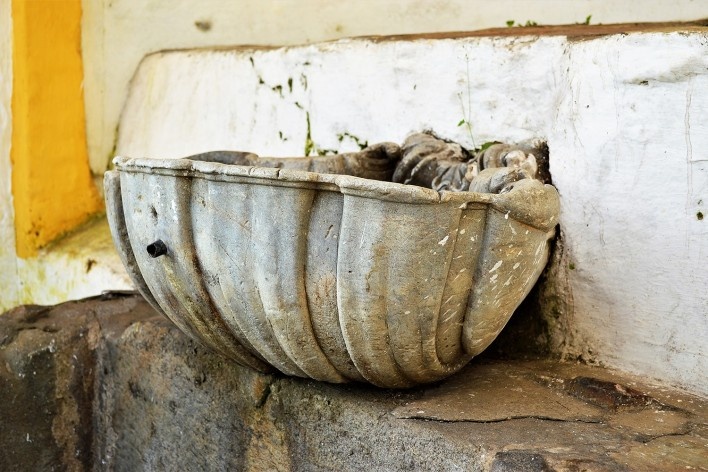 Detalhe da bacia em formato de concha da fonte no quintal da Casa de Tomás Antônio Gonzaga, Ouro Preto MG, 2014<br />Foto Elio Moroni Filho 
