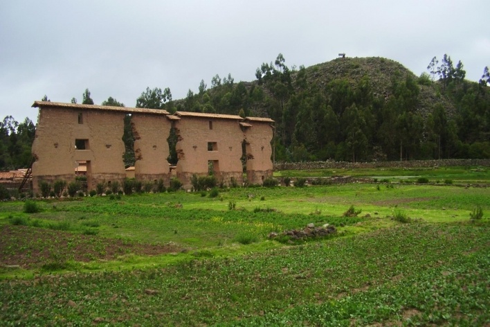 Parede central do templo de Raqchi, construída em técnica mista de terra e madeira. Esta parede suportava a cumeeira de um grande telhado de duas águas, que se estendia às naves laterais do templo<br />Foto Saide Kahtouni 