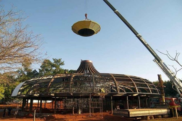 Fundação Darcy Ribeiro. Montagem da cúpula. Instituto Brasileiro de Tecnologia do Habitat, Arquiteto João Filgueiras Lima, Lelé. Brasília DF, Brasil, 2010