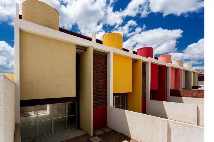 Sobrados Novo Jardim, Caruaru PE, 2016. Arquitetos Pablo Patriota, Bernardo Lopes e Mariana Caraciolo (autores) / Jirau Arquitetura<br />Foto/photo Antonio Preggo 