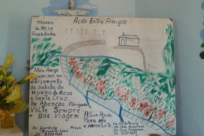 Capela no Morro da Mesa, placa de divulgação de campanha pelo calçamento do acesso<br />Foto Michel Gorski 
