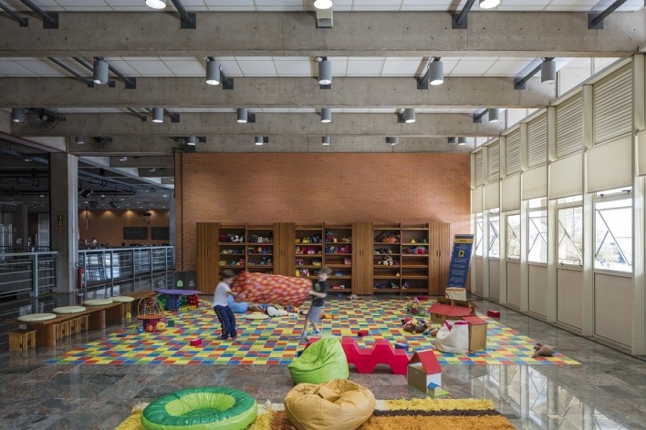 Sesc Araraquara, área infantil, 2000. Arquitetos Abrahão Sanovicz e Edson Jorge Elito<br />Foto Leonardo Finotti 