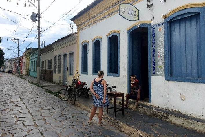 0Ana Carolina Brugnera e Carlúcio conversam diante do Centro de Artesanato, ponto de cultura de Januária<br />Foto Lucas Bernalli Fernandes Rocha 