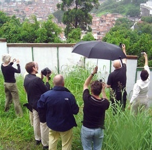 Holandeses no Morumbi, fotografando a favela Paraisópolis e condomínio fechado de alto padrão