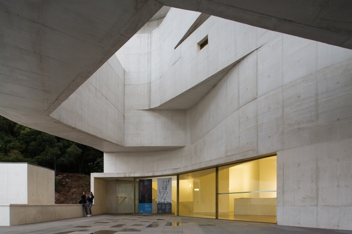 Sede da Fundação Iberê Camargo, acesso principal. Arquiteto Álvaro Siza, 2008<br />Foto Nelson Kon 