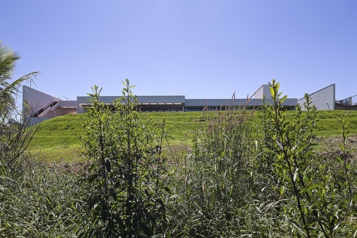 Casa Torreão, vista desde a mata, Brasília DF, arquitetos Daniel Mangabeira, Henrique Coutinho e Matheus Seco<br />Foto Haruo Mikami 