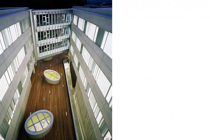 Escola de Administração, passarelas envidraçadas definem o lado do pátio voltado para a plaza e o bosque aos fundos, Josai International University, Saitama-ken, Japão, 2003-2006, Studio Sumo<br />Imagem Nacasa and Partners Ltd.  [Studio Sumo]