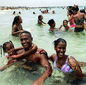 Família na praia
