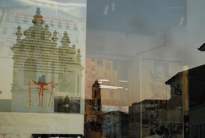Centro Histórico de Salvador, cidade alta, igrejas de Rosário dos Pretos edo Carmo refletidas na vitrine da Fundação Jorge Amado<br />foto Fabio Jose Martins de Lima 