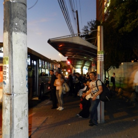 Oficina de desenho urbano MCB, interferência urbana: ponto de ônibus, São Paulo, 2011<br />Foto Nina Dalla 