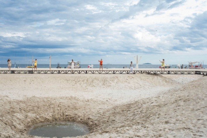 A praia e o tempo, praia de Copacabana, Rio de Janeiro RJ Brasil, 2018. Arquiteto Pedro Varella / Gru.a Arquitetos<br />Foto divulgação / disclosure image  [Acervo / Collection Gru.a Arquitetos]