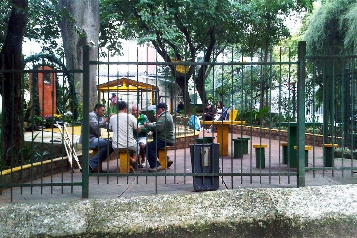 Pracinha gradeada com idosos, crianças e mulheres, Grotão da Bela Vista<br />Foto Abilio Guerra 