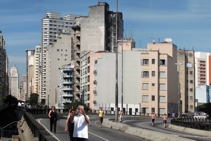 Michel Gorski, editor de Arquiteturismo, fotografando Victor Hugo Mori em cima do Minhocão<br />Foto Victor Hugo Mori 