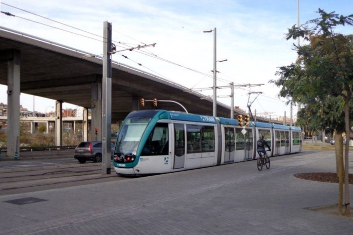 Barcelona, fev. 2013. Foto do trem, próximo à estação Glòries<br />Foto Francis Krausburg Corrêa 