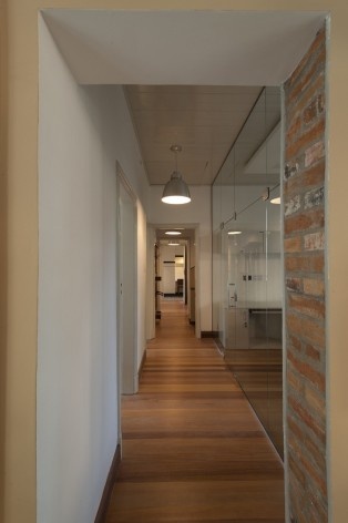 Casa Lutzenberger, circulação. Reforma Kiefer arquitetos