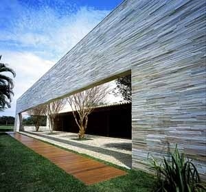 Vão de acesso via páteo<br />Foto de Arnaldo Pappalardo 