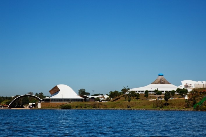 Sarah Brasília Lago Norte, vista panorâmica do conjunto, Brasília DF<br />Foto Nelson Kon  [LIMA, João Filgueiras (Lelé). "Arquitetura - uma experiência na área da saúde"]
