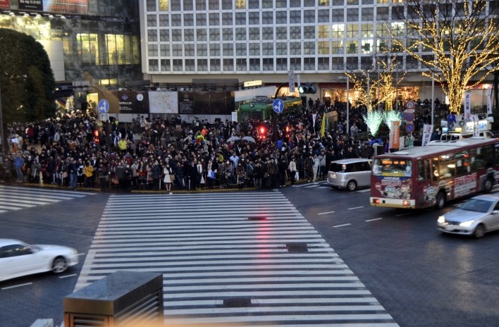 Cruzamento Shibuya segundos antes de abrir semáforo, Tóquio<br />Foto Roberto Abramovich 