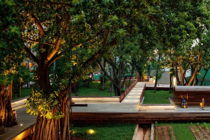 Praça Victor Civita, São Paulo, 2008. Adriana Blay Levisky e Anna Julia Dietzsch / Levisky Arquitetos Associados<br />Foto Nelson Kon 
