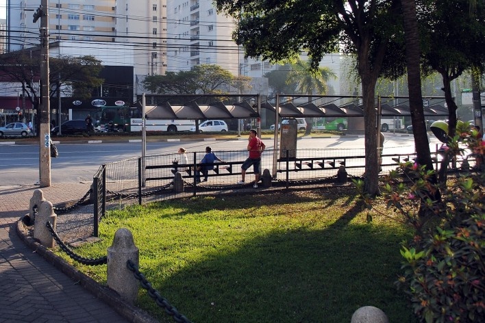 Oficina de desenho urbano MCB, jardim frontal e ponto de ônibus, São Paulo, 2011<br />Foto Eduardo Miller e Felippe Bazani 