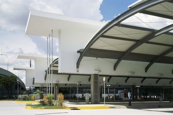 Núcleo de Arquitetura, Terminal de ônibus Lapa, São Paulo, 2003<br />Foto Nelson Kon 