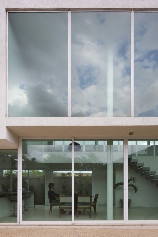 Casa vale do sol, detalhe dos caixilhos das janelas para o quintal. Marcos Franchini<br />foto Gabriel Castro 