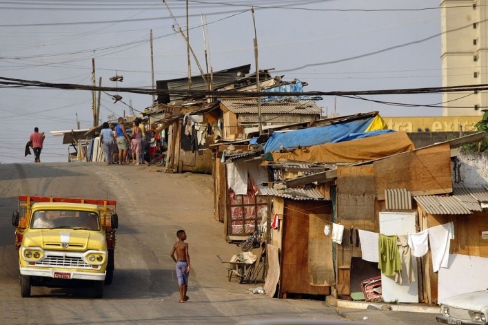 Favela avança no calçamento da Rua Estevão Baião, no bairro do Campo Belo, São Paulo SP<br />Foto Tuca Vieira 