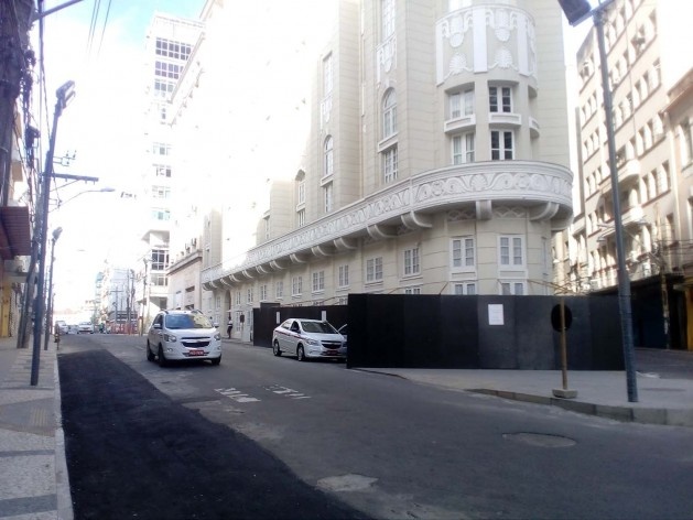 O Palace Hotel, além de colocar o elegante tapume preto, colocou o aviso em português e em inglês, pedindo desculpas pela aparência<br />Foto Volha Yermalayeva Franco 