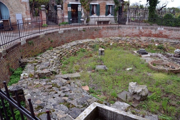 Parte externa do conjunto, vestígios arqueológicos<br />Foto/photo Fabio Lima 