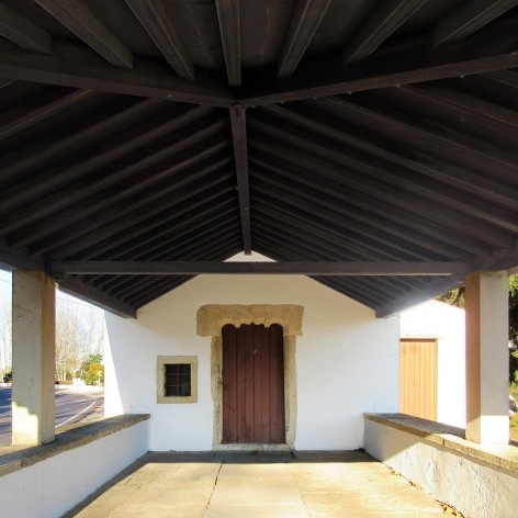 Capelinha alpendrada de São Lourenço, Caminho de Santiago, século 16<br />Foto Victor Hugo Mori 