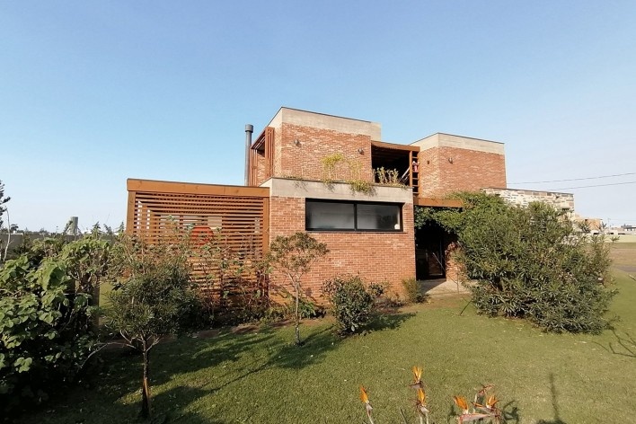 Casa Los Muros, Xangri-lá RS Brasil, 2015. Arquitetos Cristiano Kunze e Nathalia Cantergiani / Cantergiani + Kunze Arquitetos<br />Foto divulgação  [Cantergiani + Kunze Arquitetos]